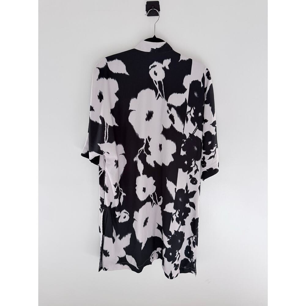 Chico’s Black and White Floral Short Sleeve Kimono-Size 1 (8-10)